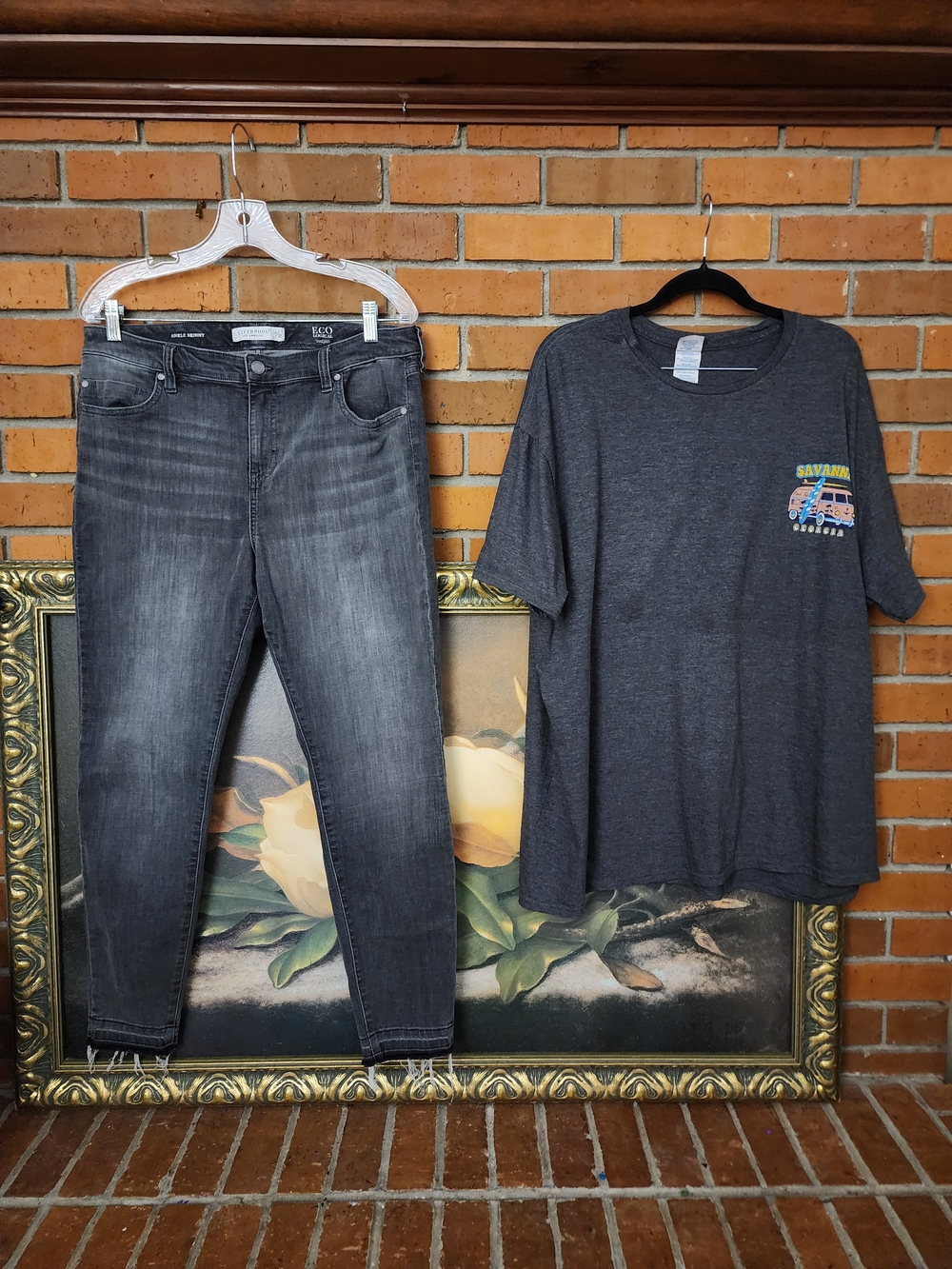 Women’s Skinny Washed Black Jeans & 70'S BUS Savana, Ga Tshirt 2x
